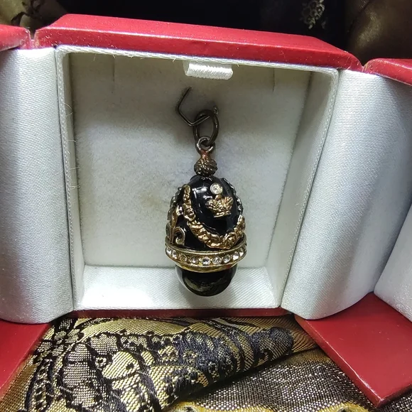 Elegant Royal Crown Russian Egg Pendant! - Picture 2 of 7